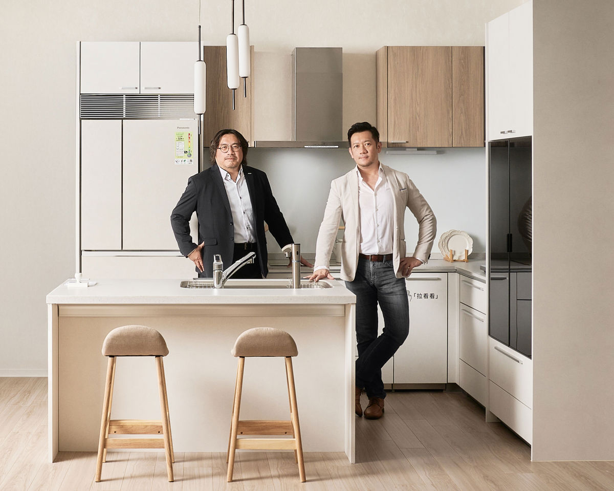 「好住研究所」專家-Panasonic首席設計總監宮恩培（左）和誠砌設計總監陳文豪（右）認為，熟齡宅不僅設計要舒適安全，也仰賴自動化設備、高效日系廚具等創新技術，打造游刃有餘的第二人生。