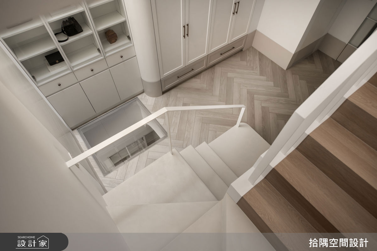 大膽設計的垂直天井,則引入安全又穩定的光線,徹底翻轉了建築的基底優勢。