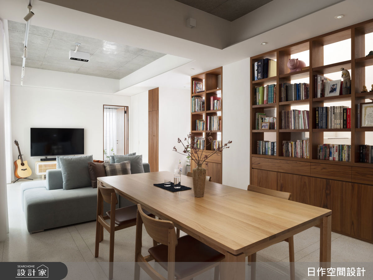 全室以純粹色調與簡單材質打造,不僅明亮通風,也在動線互動與隱私之間取得最佳平衡。