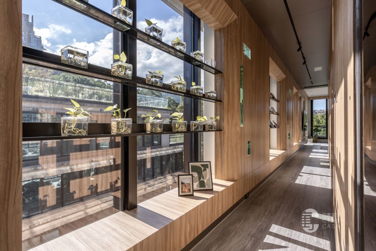 巧寓舍計以陽光走廊串聯公私領域，引景入室，生活處處皆自然氣息。