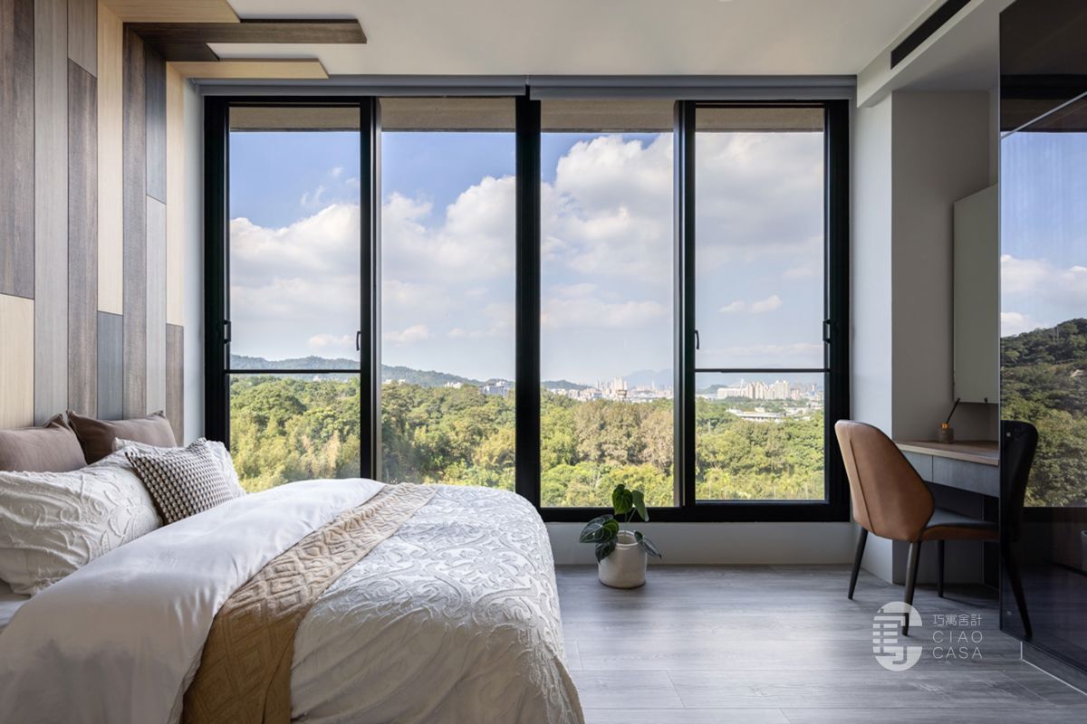 透過大面開窗與陽台設計，引光納風，巧寓舍計展現永續節能與舒適共融的生活美學。