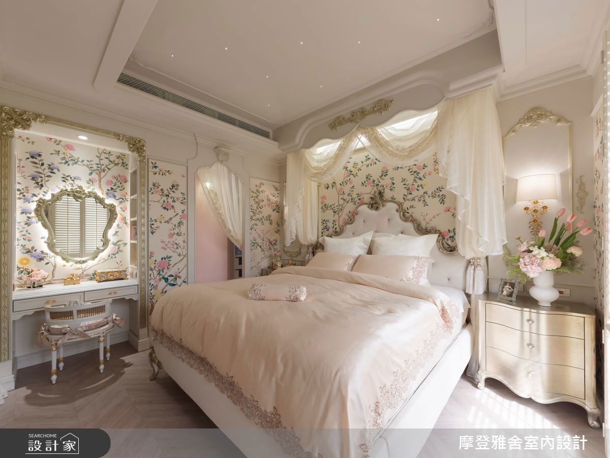 打造夢幻的歐式臥房，設計師首推紗帳、雕花古典鏡與花鳥主題壁紙 3 大元素，搭配嬰兒粉色系軟件，忠實呈現洛可可時期經典風格。