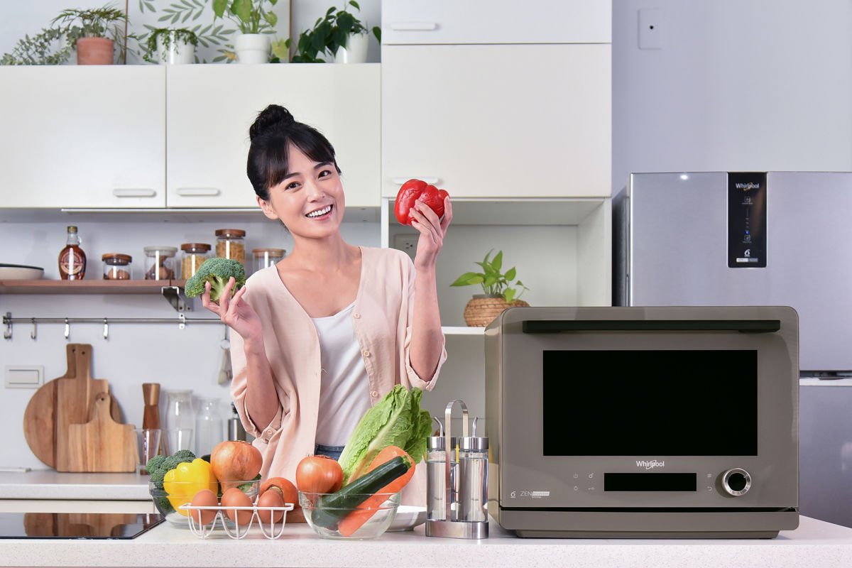 Coloris 8 合 1 變頻氣炸蒸烤微波爐內建 25 種專業烹調模式與 21 道自動化菜單,搭配直覺化觸控面板,讓料理小白也能輕鬆完成大廚級佳餚(圖/台灣惠而浦提供)