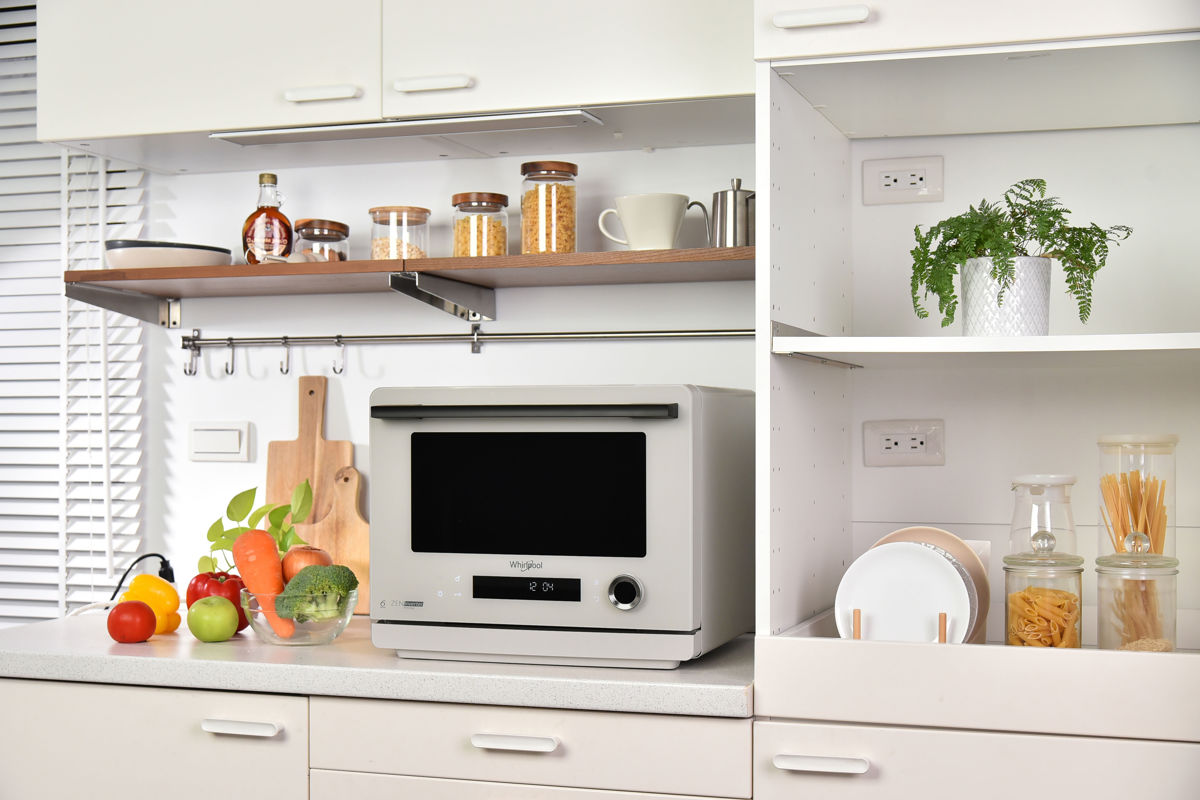 惠而浦大膽玩轉色彩與設計,明星商品 26 公升雲霧白以低飽和度色調搭配流線曲面外型,為廚房注入柔和暖調氛圍,讓日常烹調也成為居家美學的一部分。(圖/台灣惠而浦提供)