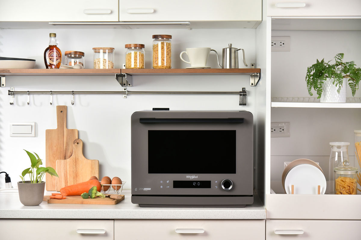 惠而浦大膽玩轉色彩與設計,明星商品 32 公升大地棕以低飽和度色調搭配流線曲面外型,為廚房注入柔和暖調氛圍,讓日常烹調也成為居家美學的一部分。(圖/台灣惠而浦提供)