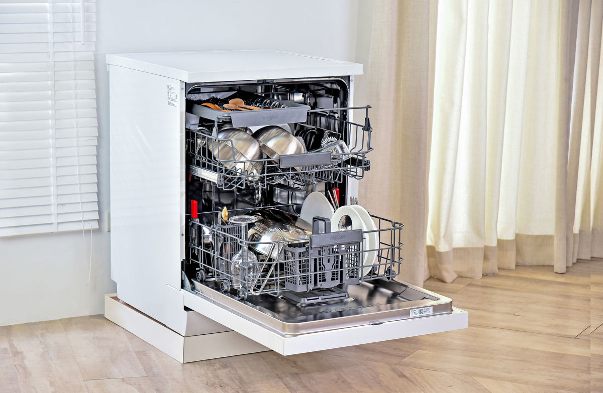惠而浦自動開門洗碗機專為亞洲廚房設計,高度可從 77.5 公分調整到 82.5 公分,可靈活嵌入櫥櫃或獨立安裝,14人份洗碗機配有2.5層碗籃,能輕鬆應對日常需求與多人聚會。(圖/台灣惠而浦提供)