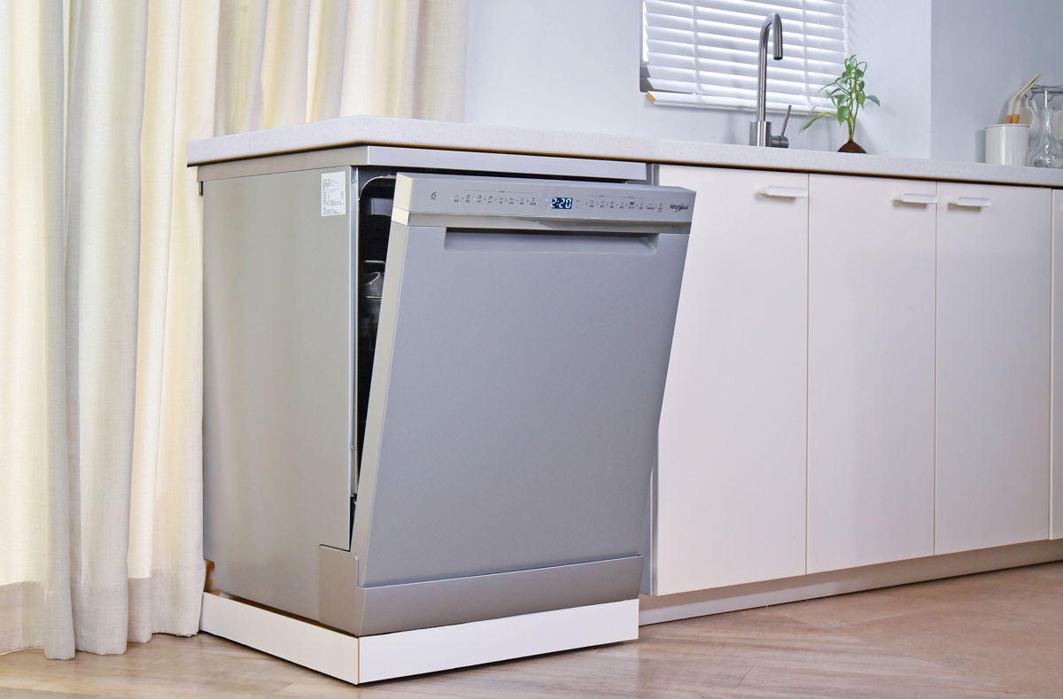 惠而浦自動開門洗碗機專為亞洲廚房設計,高度可從 77.5 公分調整到 82.5 公分,可靈活嵌入櫥櫃或獨立安裝,15 人份洗碗機配有三層大碗籃,能輕鬆應對日常需求與多人聚會。(圖/台灣惠而浦提供)