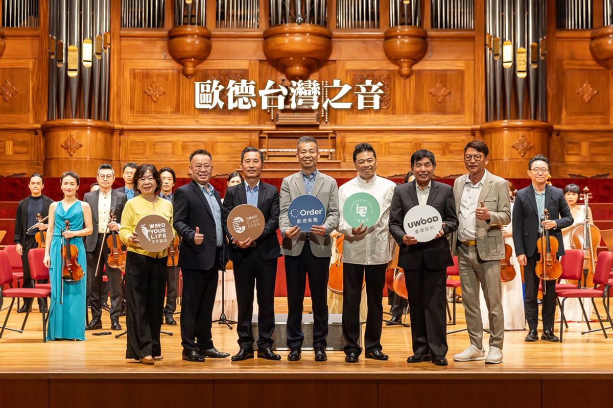 「歐德台灣之音藝術饗宴」左二起歐德集團執行長陳國偉、副董事長馬國慶、董事長陳國都、灣聲樂團音樂總監李哲藝、副董事長黃少華開心合影。