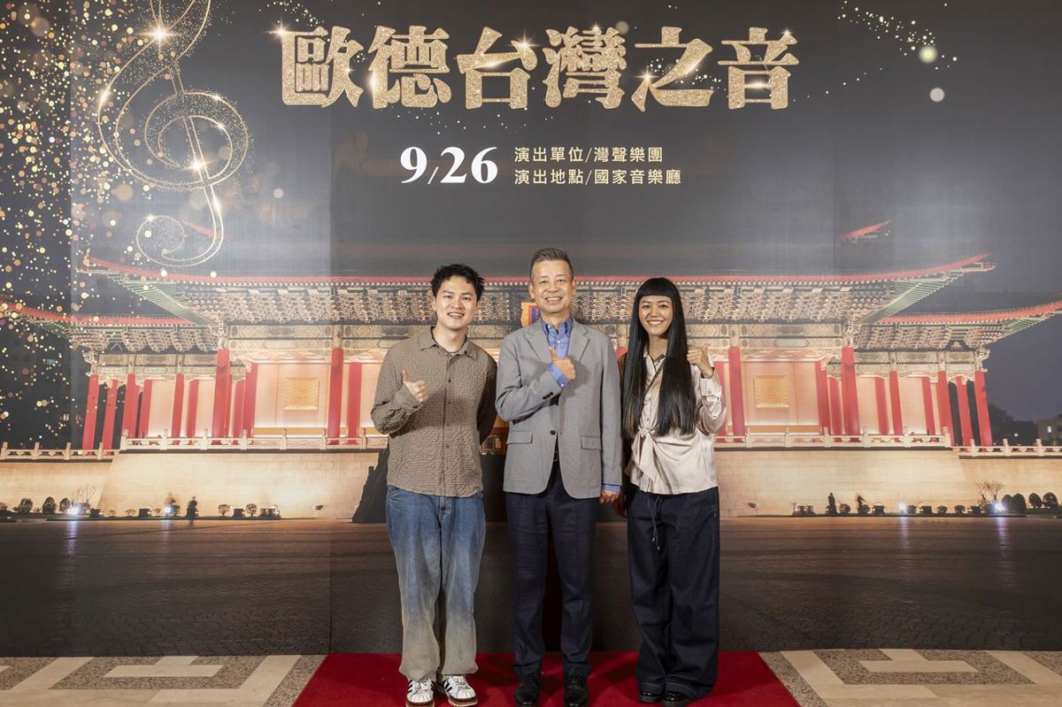 楊昇達攜手孕肚優雅亮相的若綺與歐德集團董事長開心合影;直呼兩人同行三人享受,音樂會超值回票價!!