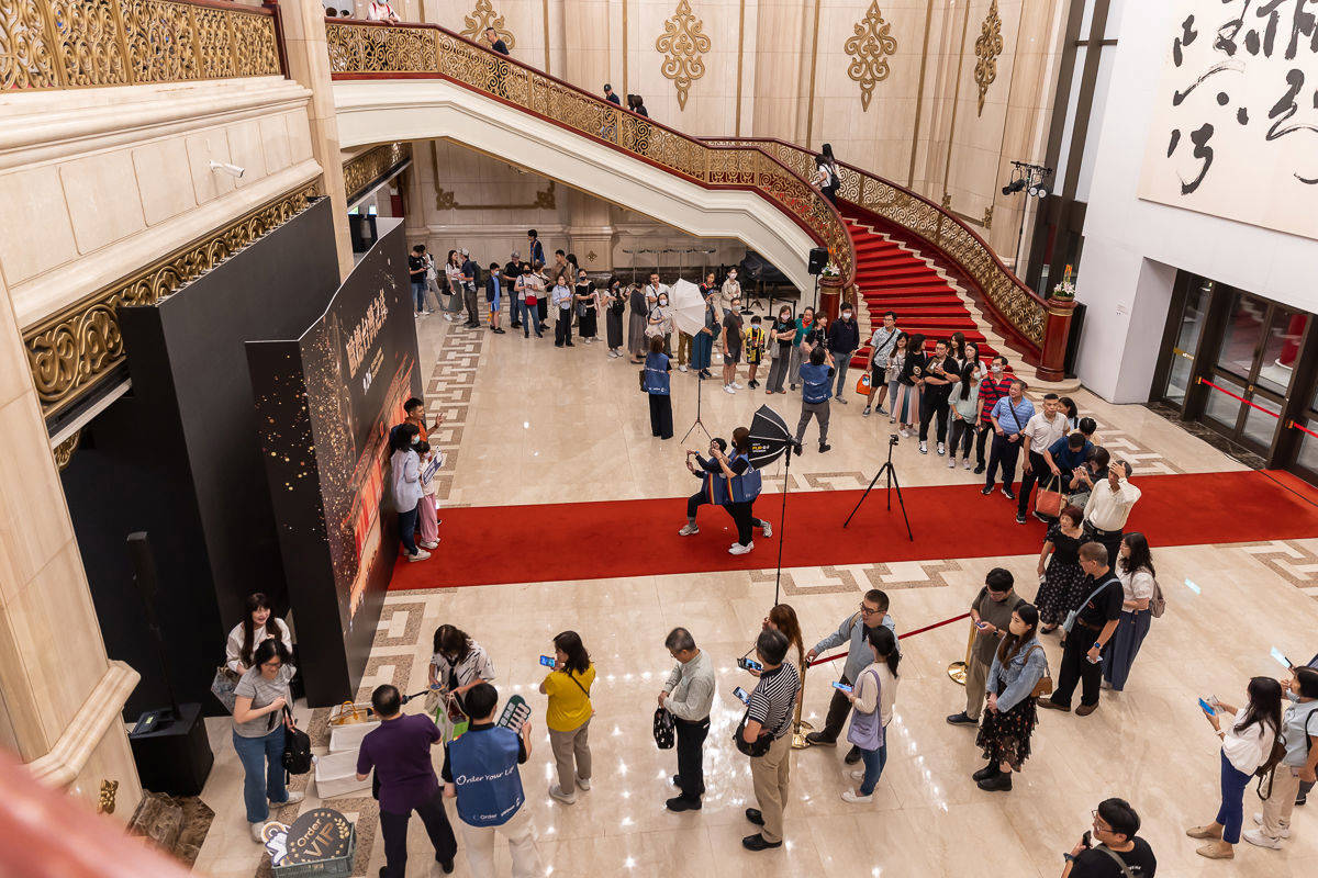 歐德舊客戶熱情參與,現場排隊拍照人潮踴躍,共度美好夜晚。