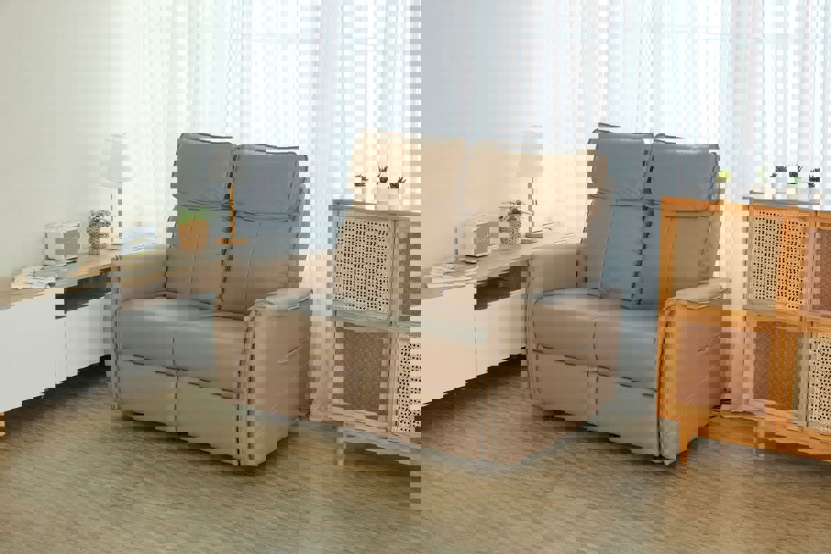 FUJI 樂沙發外型選用質感半牛皮與柔軟靠枕，簡約大方且耐用，輕鬆融入不同的居家風格（圖_FUJI 提供）