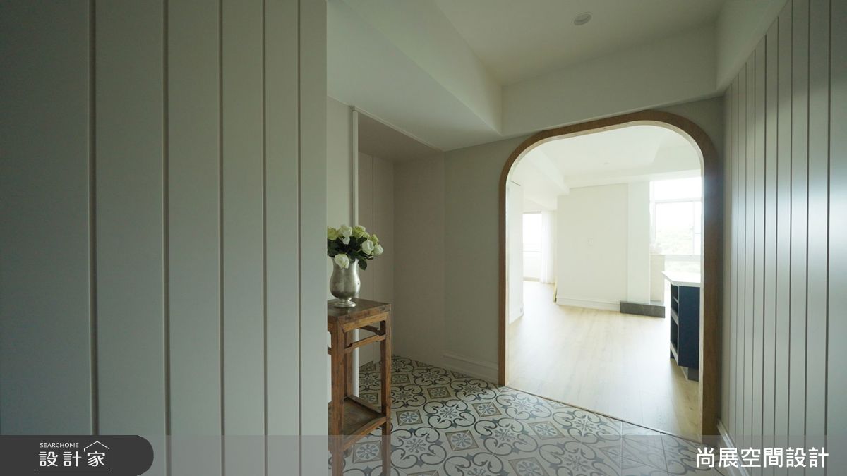 玄關區以圓弧拱門串聯動線，延伸至窗外景致，營造出遼闊視野又細緻的入門印象。