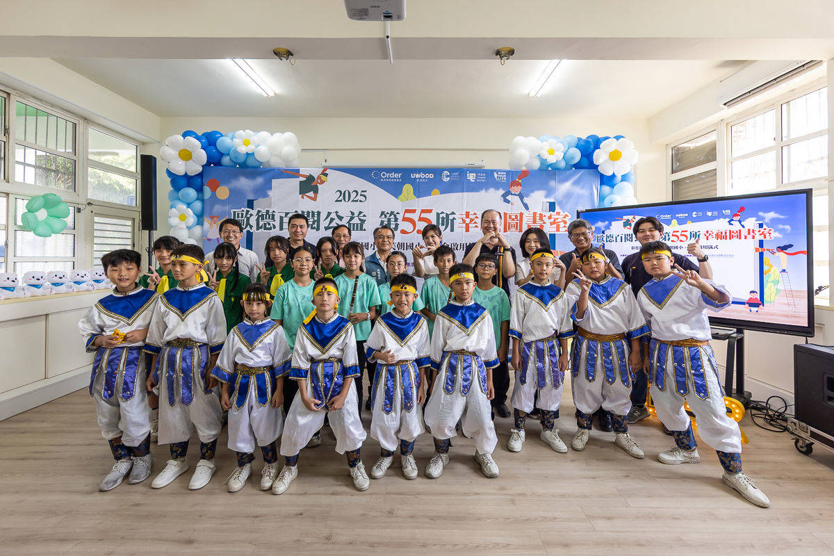 歐德幸福圖書室第55所啟用儀式，彰化縣教育處長蔡金田、總經理陳國甫、藝人廖盈婷及彰化復興國小校長謝添裕、芙朝國小校長周金木與孩子們開心合影。