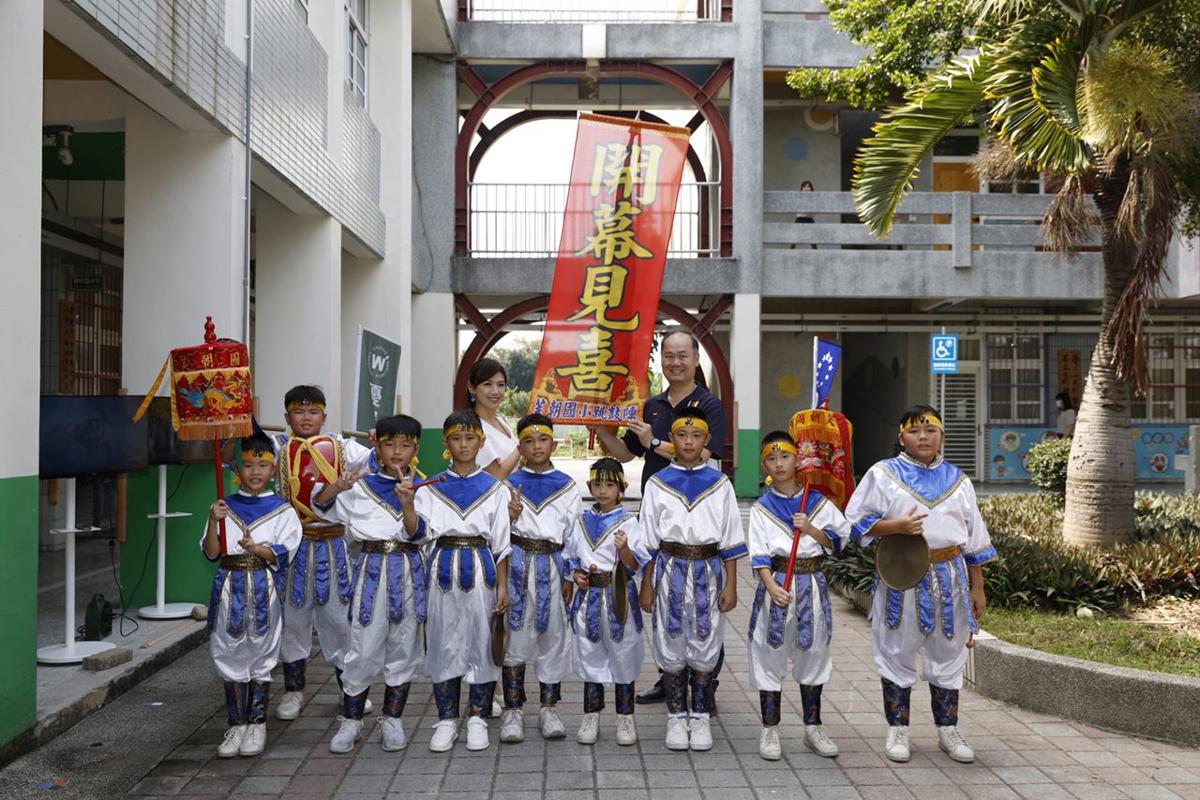 芙朝國小表演「芙朝跳鼓喜迎幸福」，慶祝歐德幸福圖書室第55所啟用，與總經理陳國甫、廖盈婷開心合影。