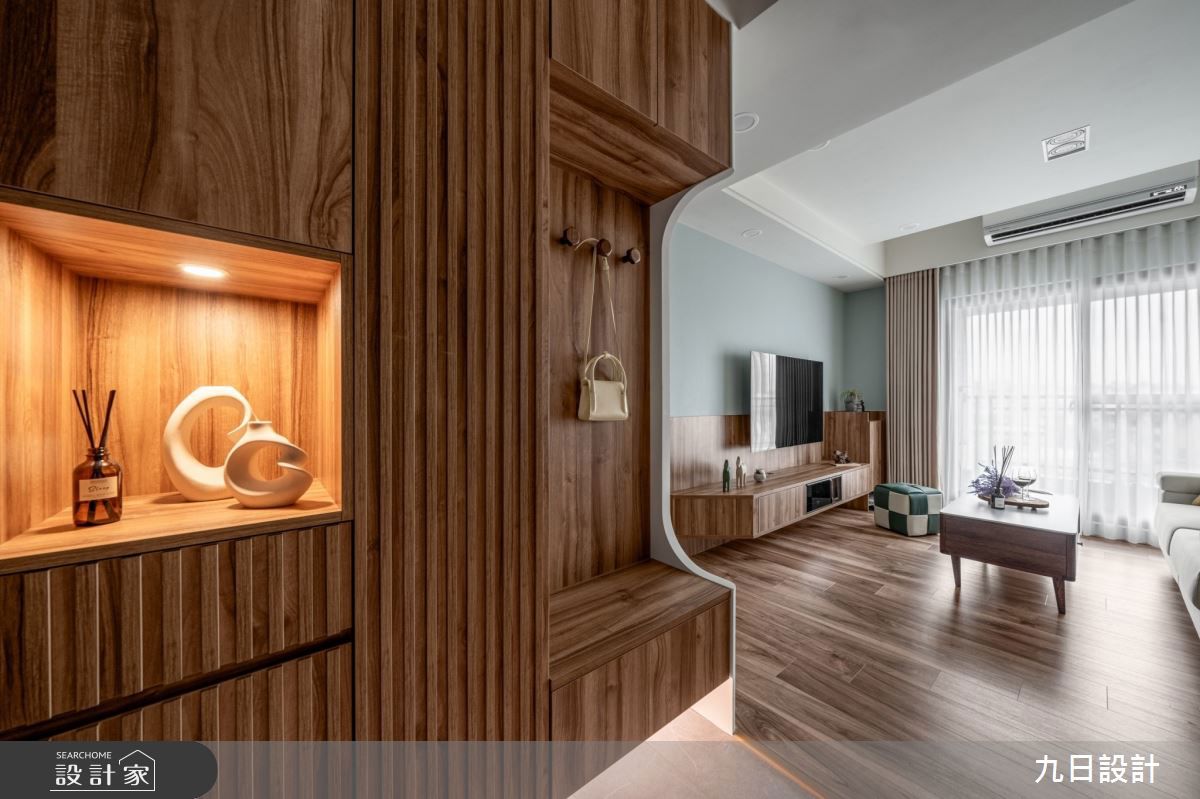 中段鏤空與抽屜櫃：收納錢包鑰匙信件