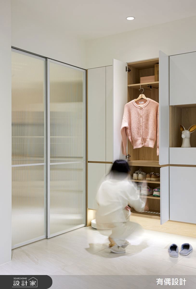 污衣櫃：吊掛外套與包包