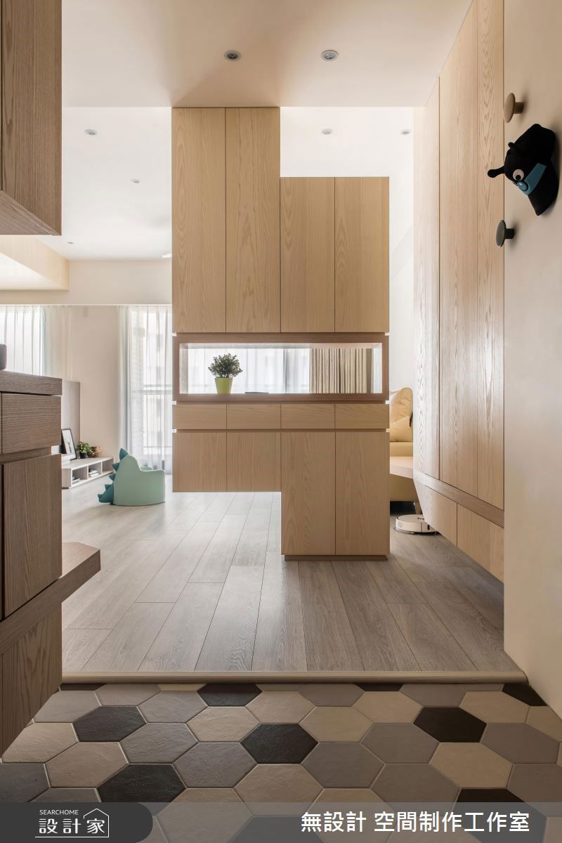 屏風櫃不做到頂：引入上方空間光源