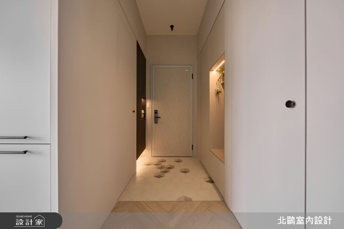 懸浮櫃下方間接照明：減輕壓迫感與夜間導引