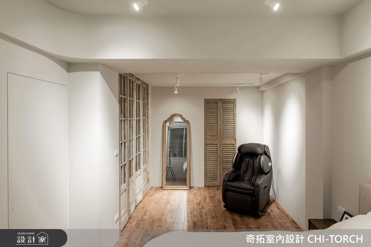 主臥室用玻璃木門，呼應公領域的懷舊的老件門片，持續穿透感，讓光線引入，將廁所隱藏在百葉門片之中，保持整體視覺整潔感。