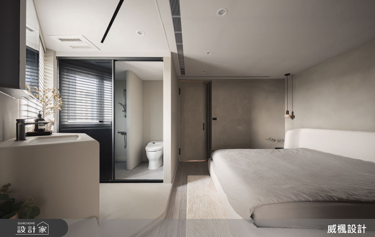 主浴採開放式設計，搭配灰玻門片維持隱私，兼顧視覺延展與使用彈性。