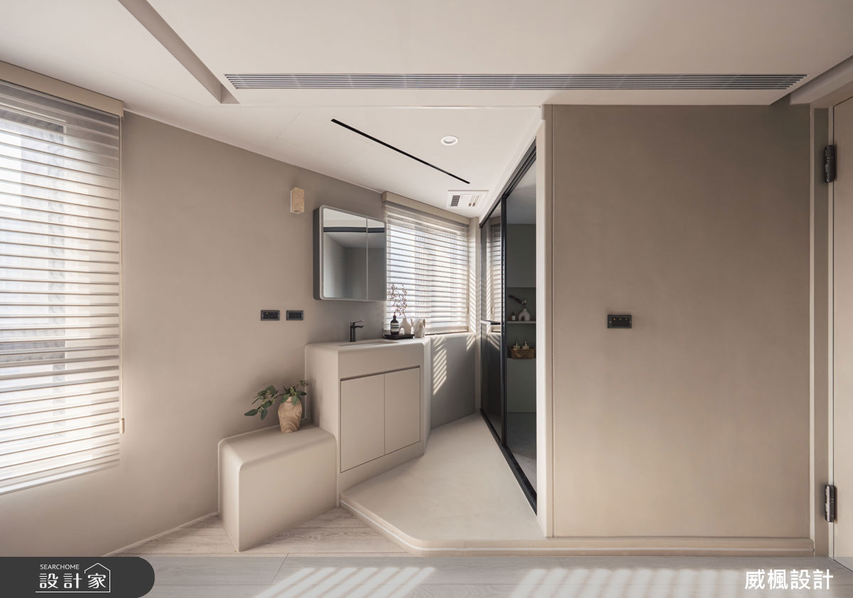 原本的斜角區域，轉化為主臥的衛浴與更衣室，有效化解不規則空間，讓格局回歸方正。