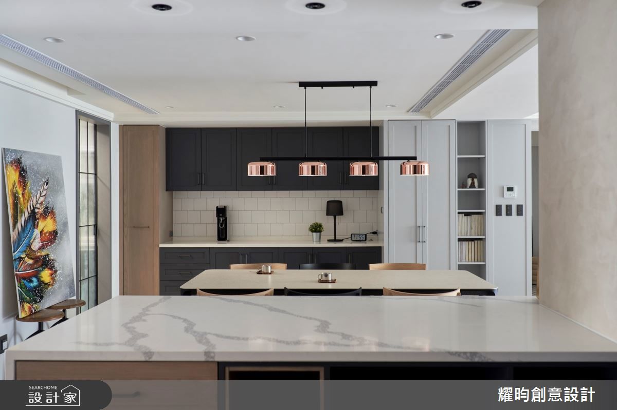 中島與餐桌平行,形成自由動線