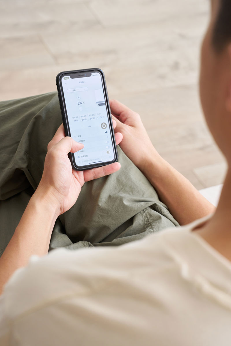 不論在家裡的哪個空間,甚至還沒回到家,都能透過 IoT 遠端操控 Panasonic 空調,讓全家人隨時感受到最舒適的溫度。