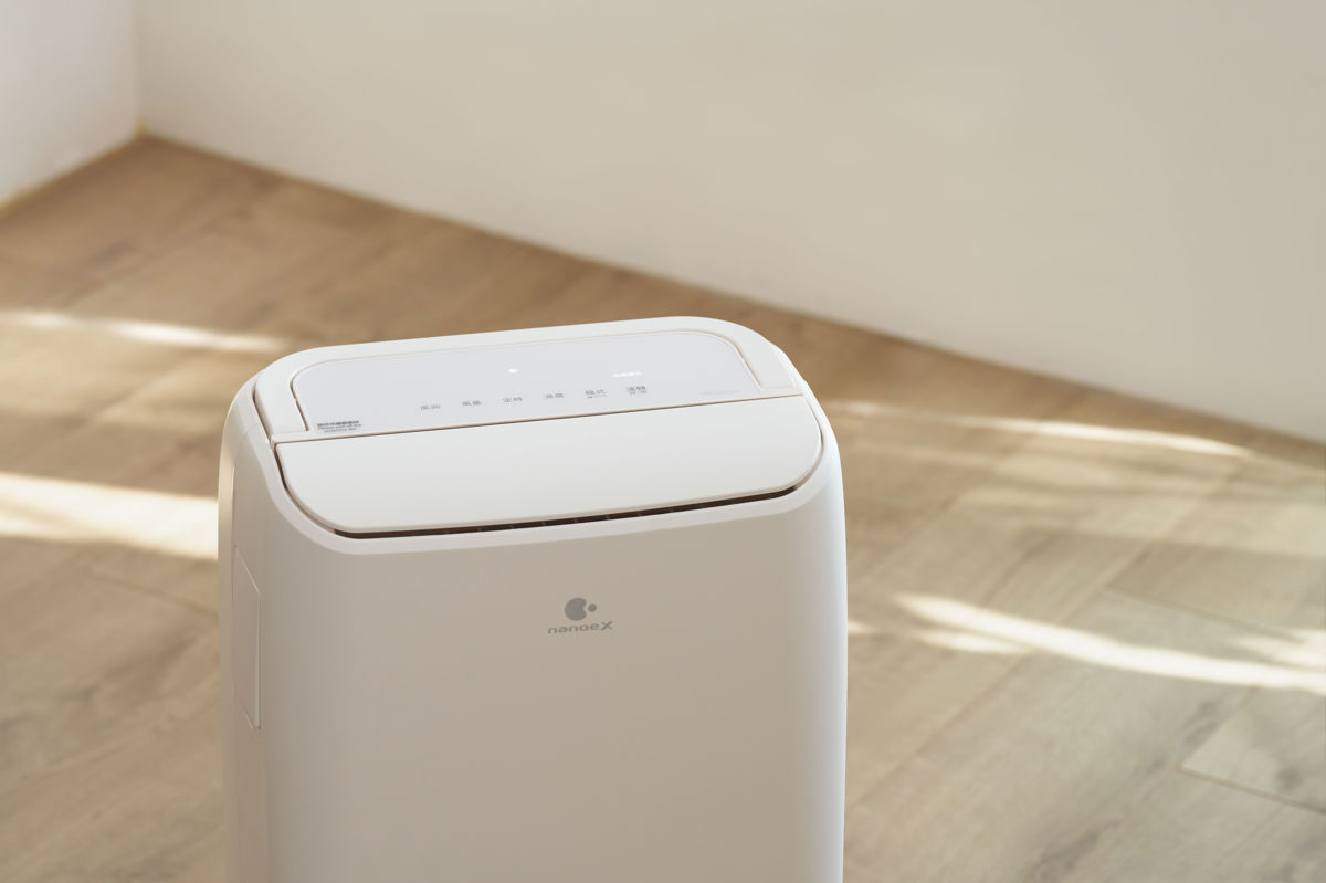 Panasonic 除濕機搭載 ECONAVI 智慧節能科技,烘衣時能自動偵測溫度、濕度,而且有多種運轉模式可智慧聲控切換。