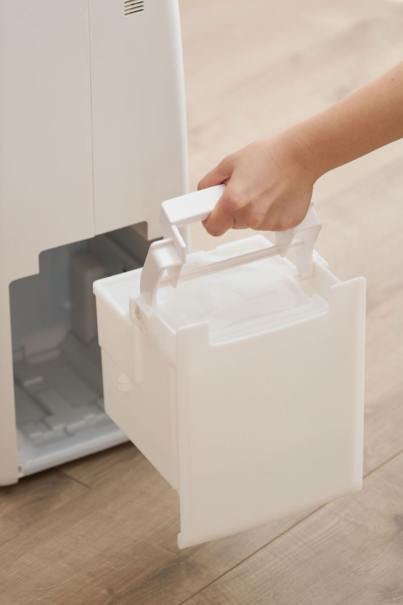 Panasonic 除濕機的簡約水箱,不用蹲低,只要彎腰就可以輕鬆拿起,倒水相當便利。