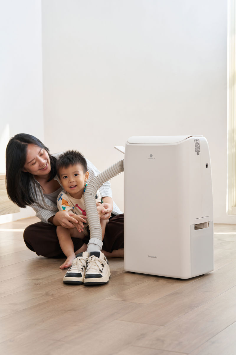 Panasonic 除濕機擁有烘鞋、烘衣專用雙配件,並搭載 nanoe™ X 健康科技,可以幫濕掉的鞋子有效烘乾、抑菌及除臭。