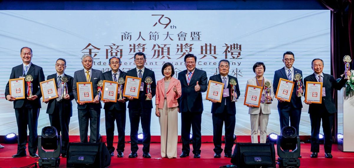 商總許舒博理事長(右五)、經濟部江文若次長(中)與優良商人得獎者合影,左一為歐德總經理陳國甫。