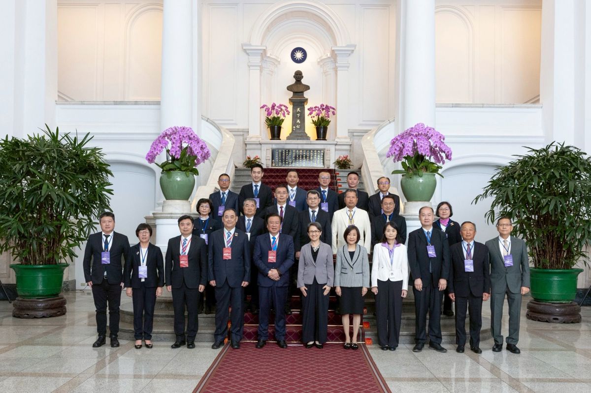 副總統蕭美琴接見「金商獎」得獎代表,感謝企業長期努力與貢獻,肯定商業服務業為台灣經濟發展注入重要動能。