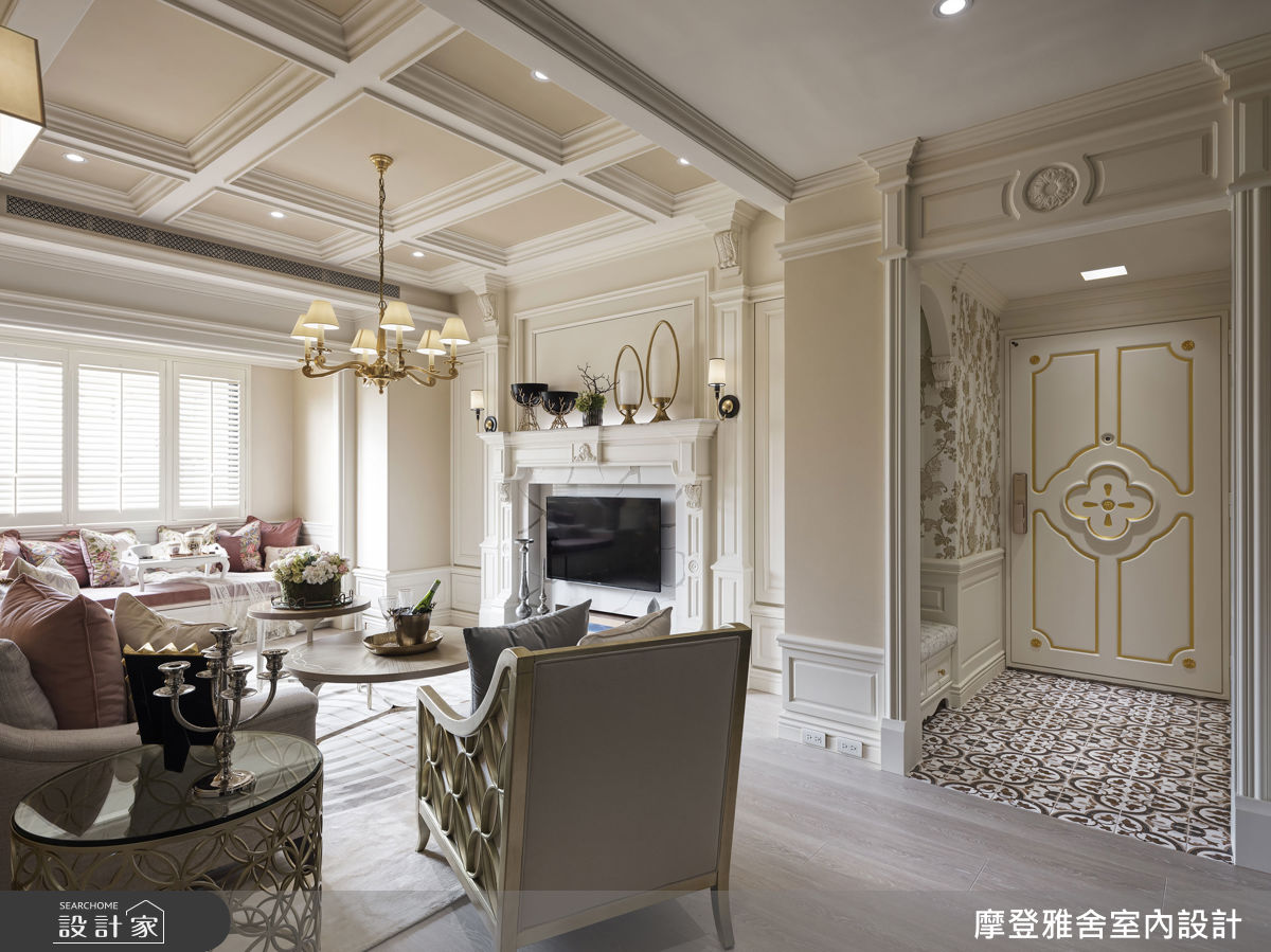 壁爐電視牆以對稱比例結合柱頭與櫃體,呈現結構與美感的平衡。