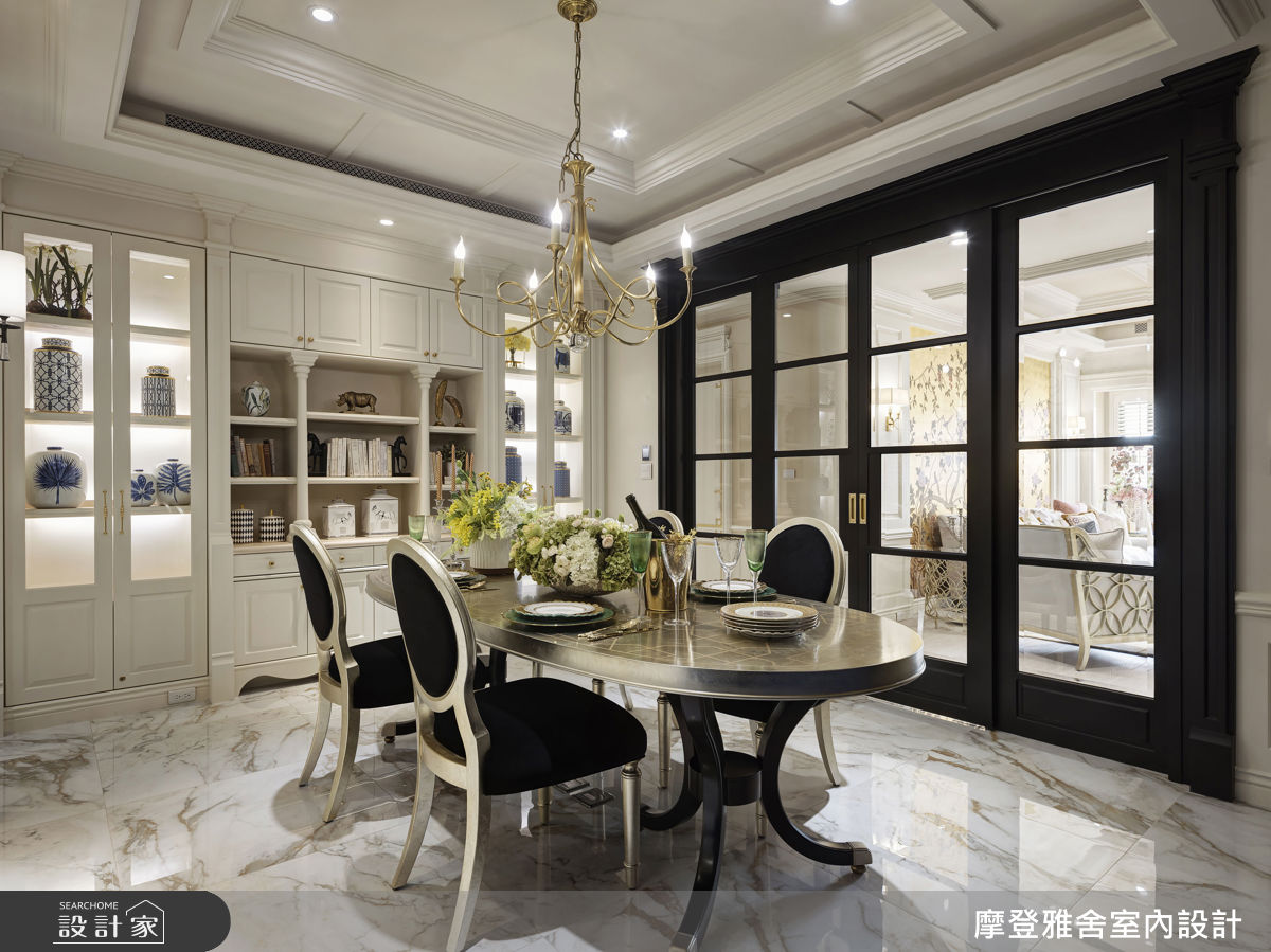 廚房雙開門設計,重整空間比例,讓動線更開闊流暢,而黑金餐椅搭配弧形餐桌,則烘托歐式用餐氛圍。
