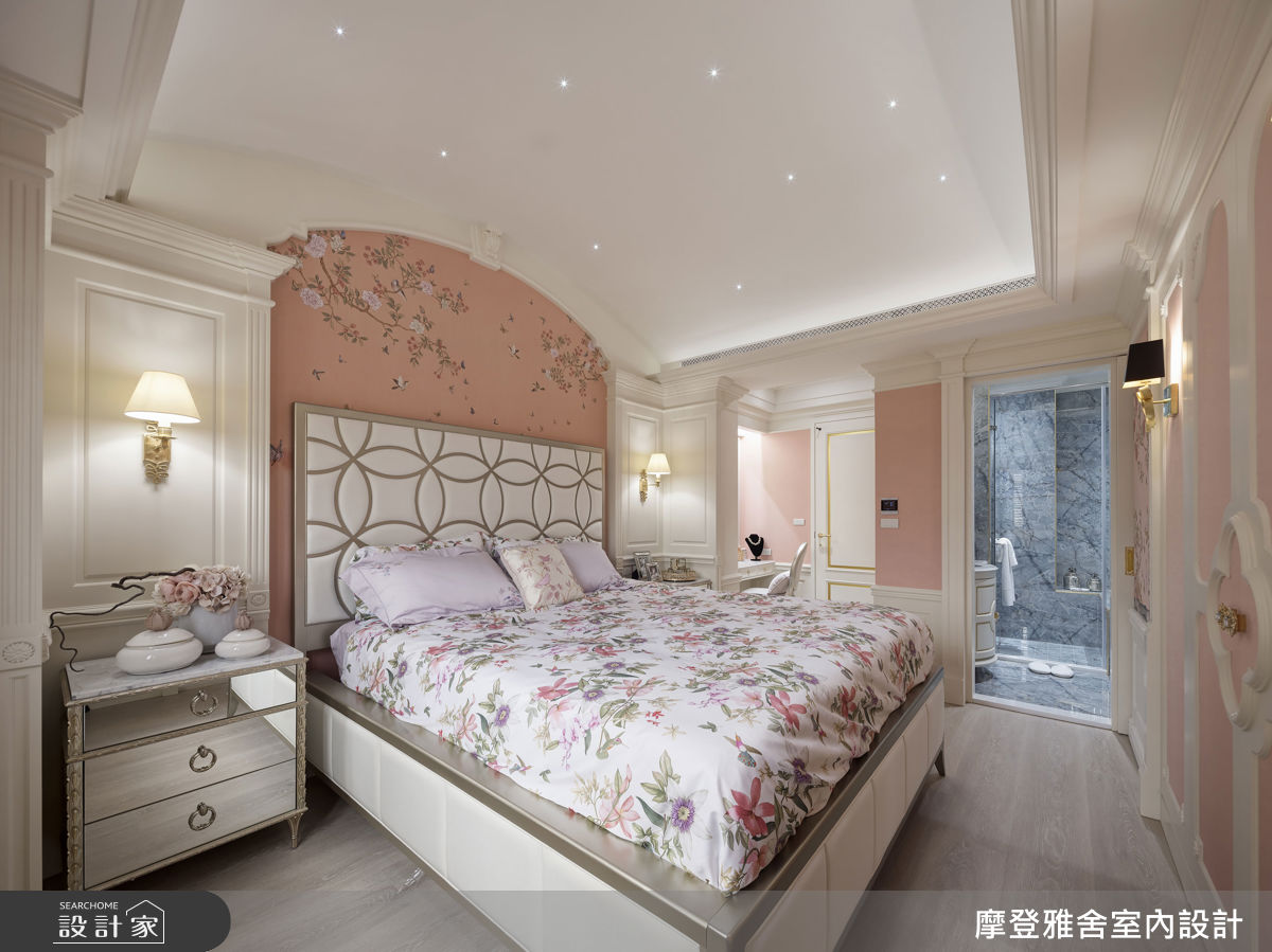 主臥以圓弧修飾化解天花樑柱壓迫感,並設計星空燈光象徵飛行職涯的延續。