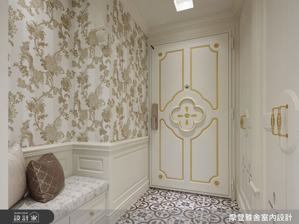 玄關空間中整合穿鞋椅與旋轉鞋櫃,兼顧收納與美感。