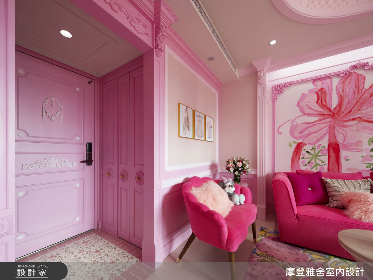 玄關鋪粉色花磚與室內地坪分界,隱藏櫃收納行李衣物,轉換回家心情。