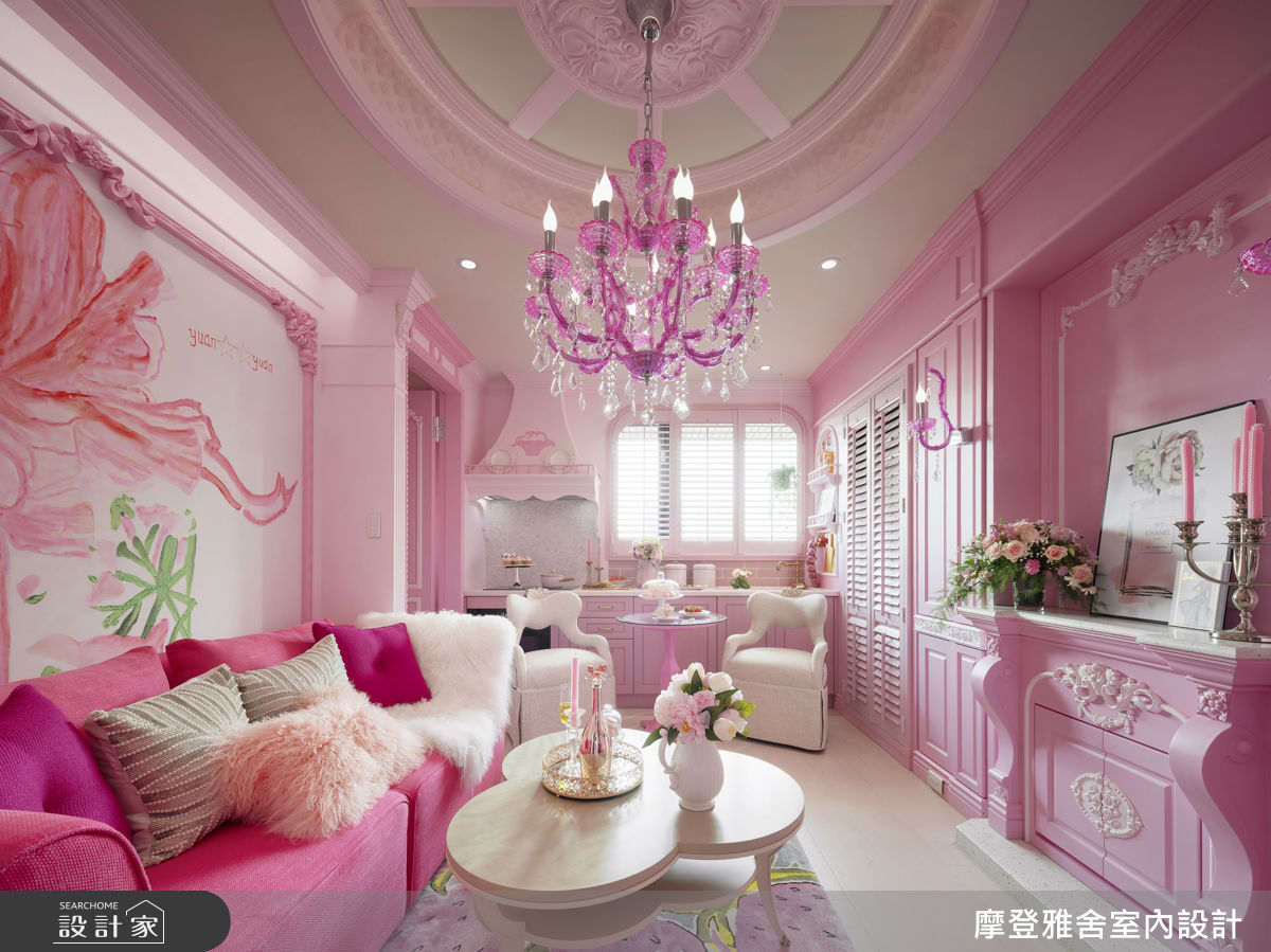 設計師調整廚具配置至牆面一側,釋放出更完整的客廳尺度,讓客餐廚之間的動線自然流暢。