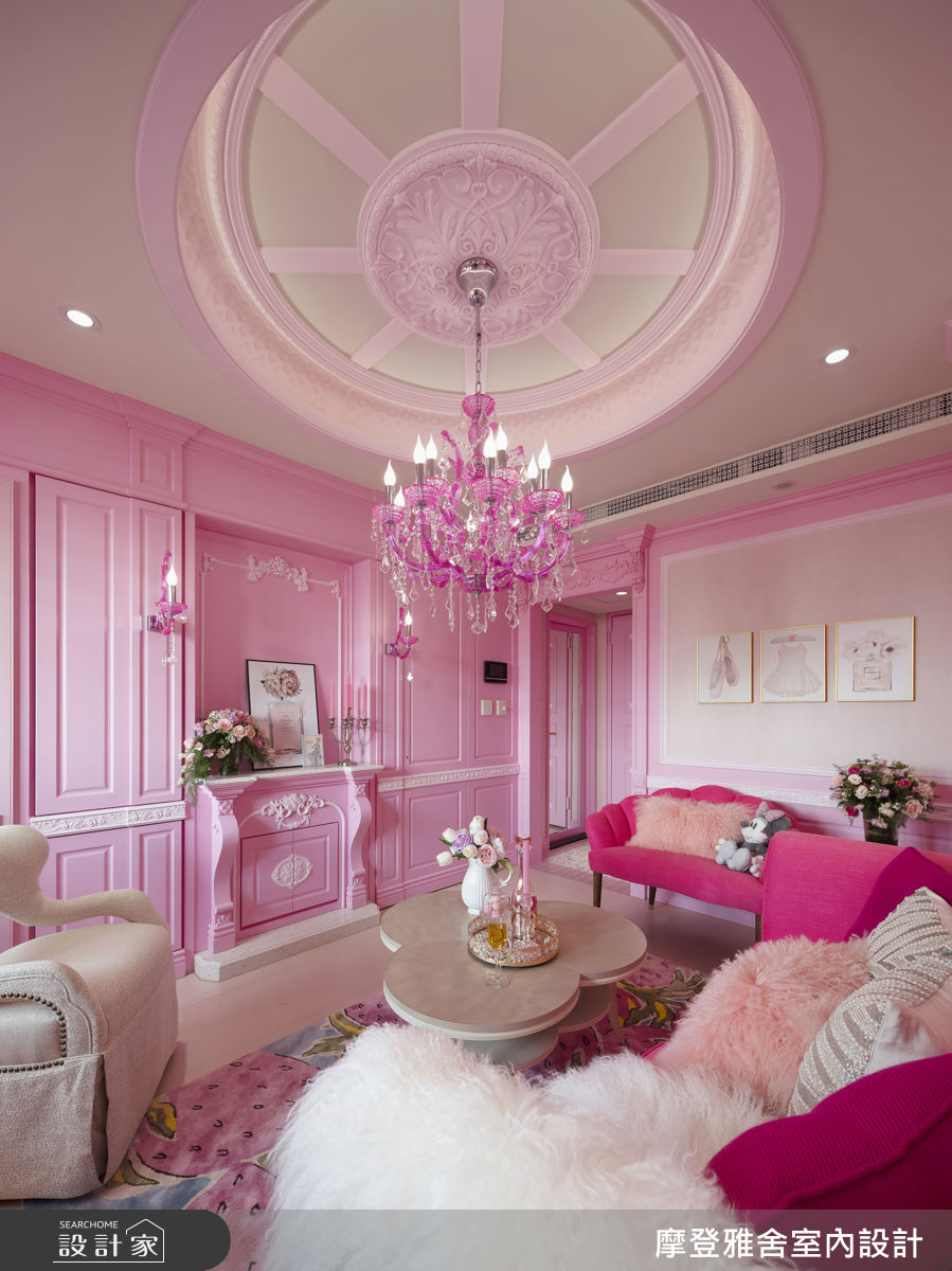 法式壁爐電視牆結合雕花與水晶燈,營造華麗而溫柔的浪漫氛圍。