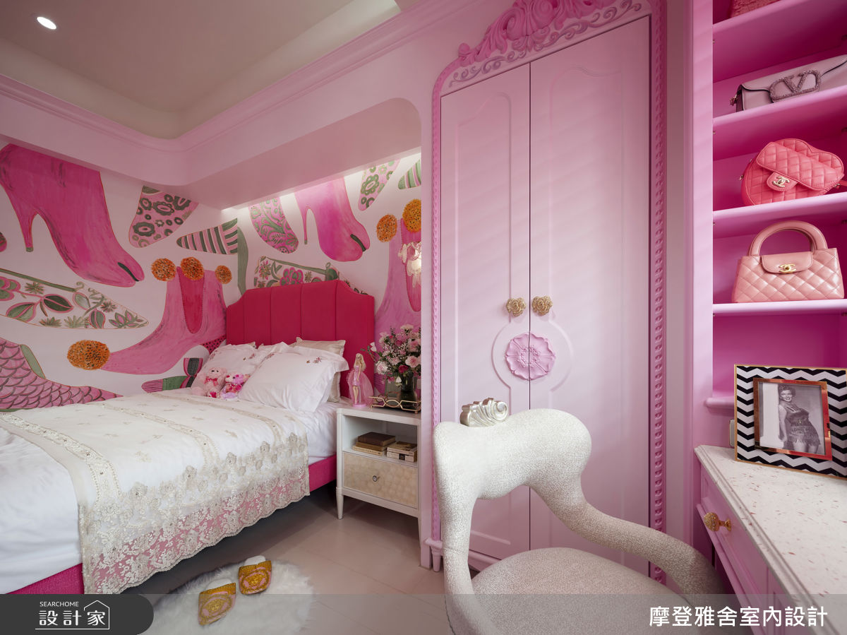 夢幻主臥以高跟鞋圖騰與珍珠壁燈展現絕代風華。