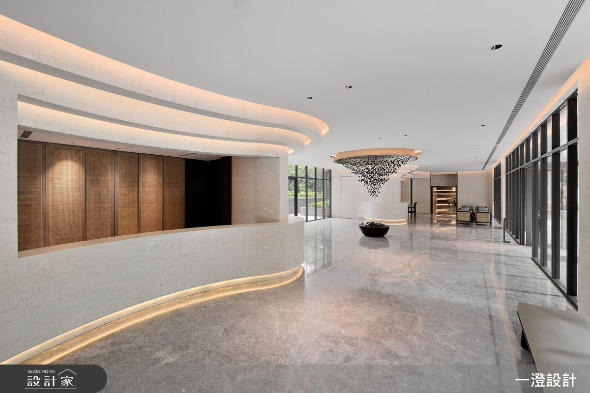 迎賓大廳乘載著出入人流，以寬敞的尺度、自由流動的動線，如呼吸般自然舒展。