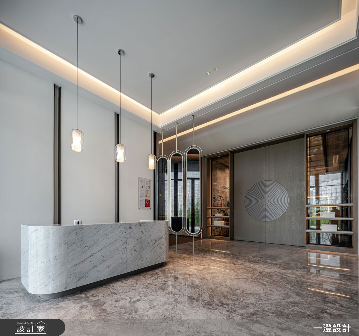 挑高迎賓大廳以天然石材鋪陳層次，線條俐落、光線明亮，展現建築本身的採光優勢。賦予大門圓與聚的意象造型，是為東方圓滿與富貴的祝福。