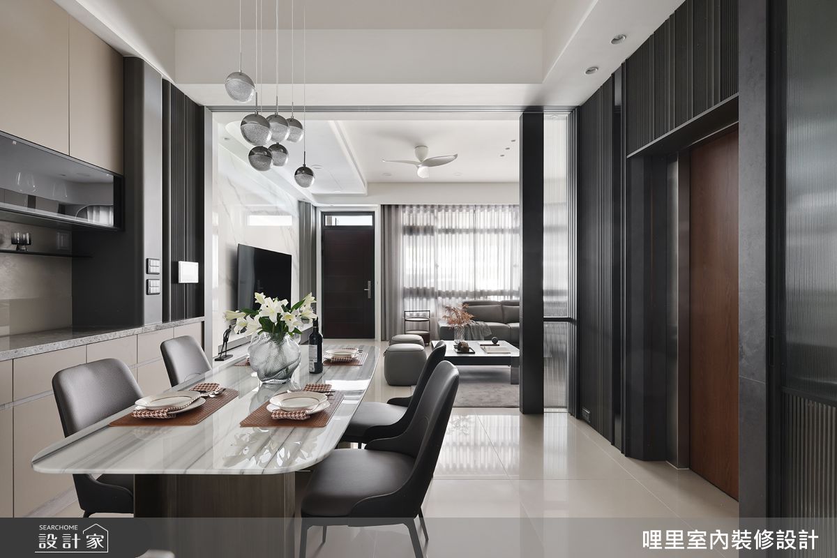 餐廳與客廳運用鋁框玻璃拉門作為彈性隔屏,不僅阻隔油煙,同時保有視覺穿透與採光流動性。