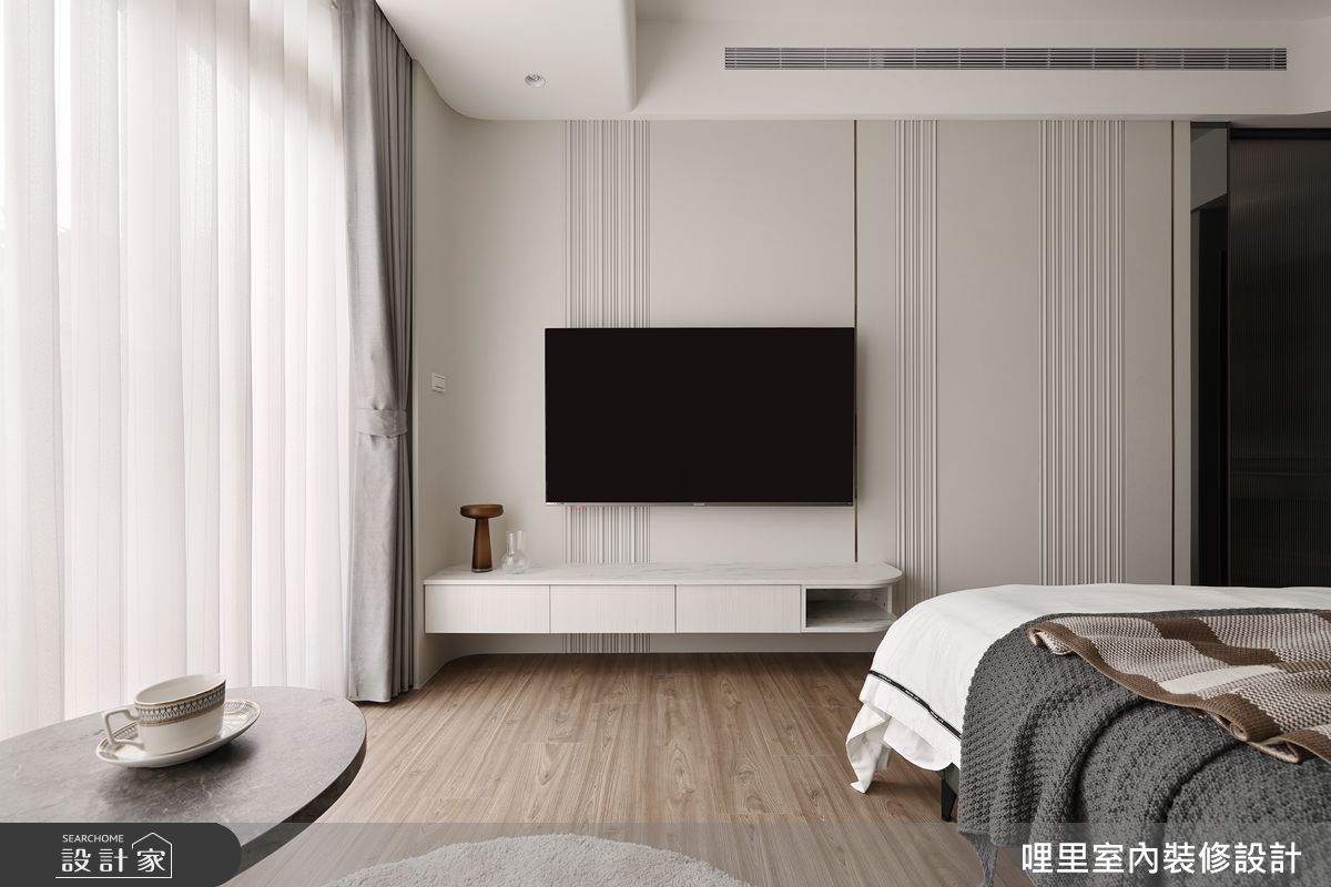 主臥室延續線條語彙,以米色、繃布為基底,營造柔和的休憩氛圍。