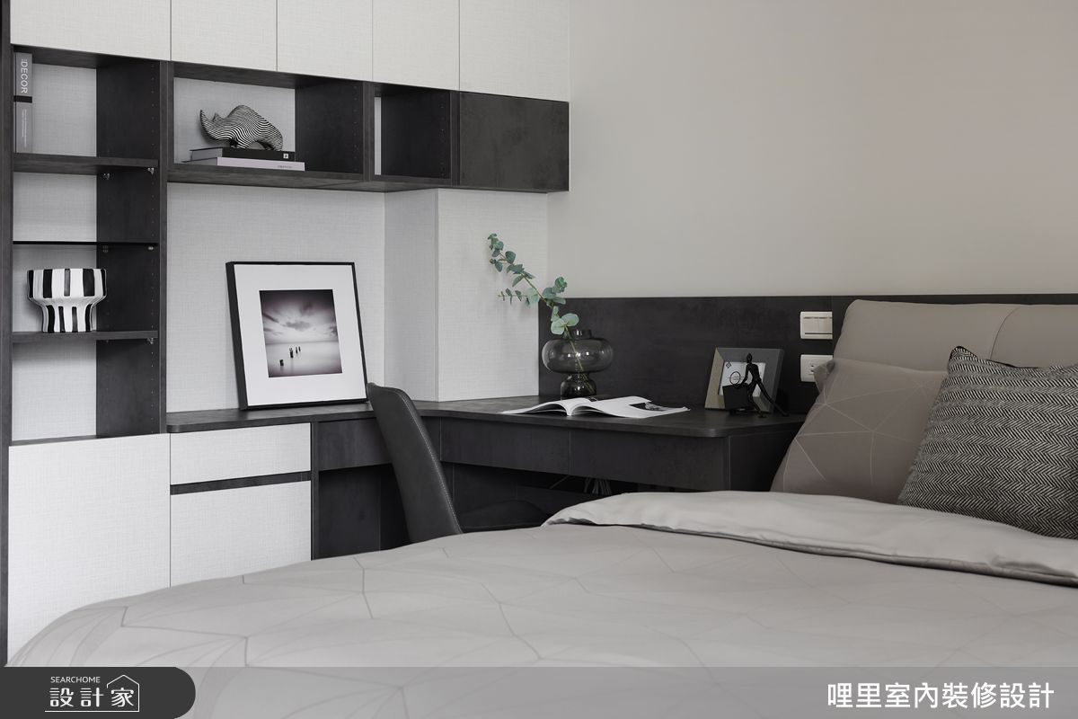 三樓的兩間小孩房展現了各自個性,男孩房採灰黑白色系,並考量其收藏愛好規劃收納;淡粉色系的女孩房,則將化妝鏡結合烤漆玻璃塗鴉牆,規劃貼近女孩生活習慣的空間。