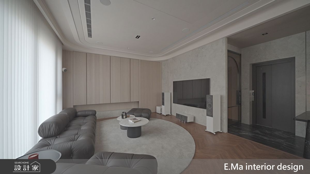 客廳設計上，雙主牆的概念結合藝術塗料與木紋，呈現細膩層次。屋主重視影音體驗，設計師特別配置電視牆與投影布幕雙系統，讓家人能共享觀影時光。
