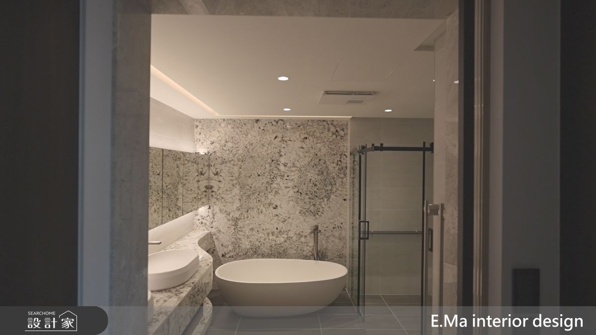 動線底端的主衛浴，融合黑白對比，雙面盆與浴櫃一體成型，展現如飯店套房般的大器俐落