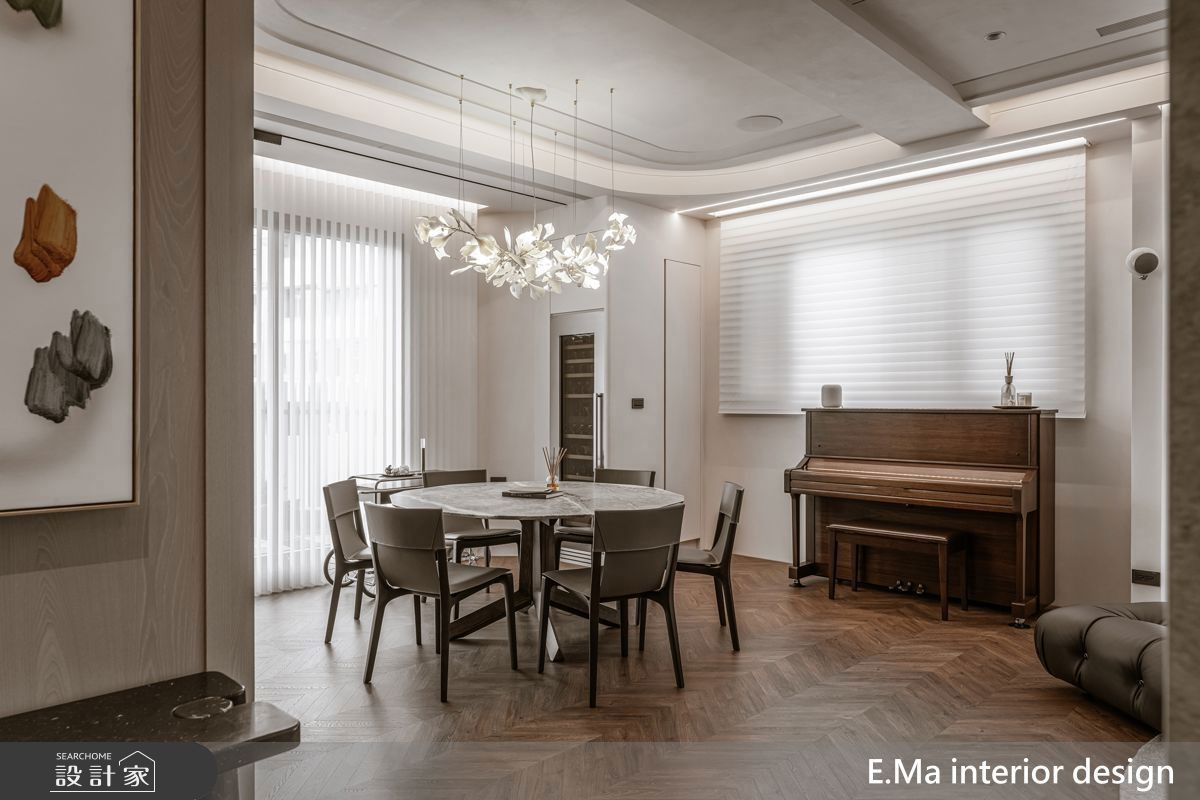 廚房則以開放式ㄇ字型檯面與深色霧面大板磚為主，兼具聚會與備餐機能，視覺上沉穩而有質感。