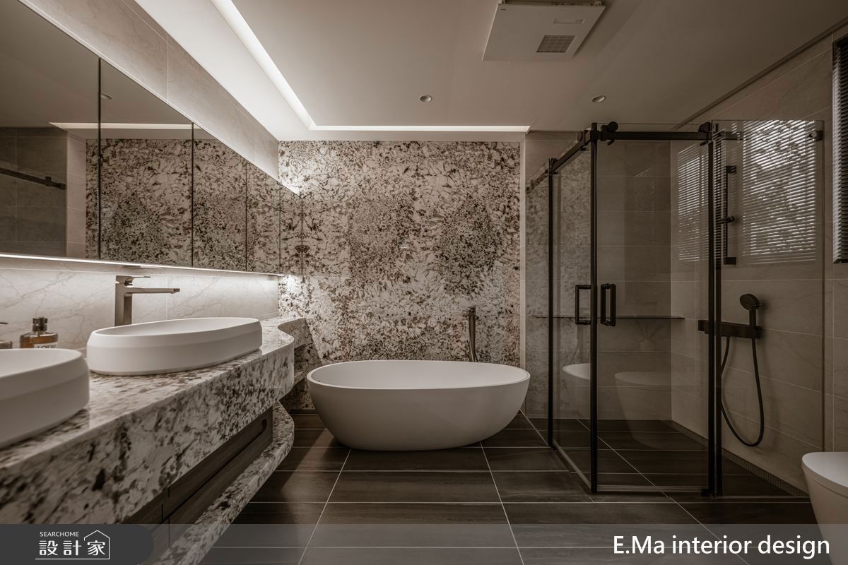 動線底端的主衛浴，融合黑白對比，雙面盆與浴櫃一體成型，展現如飯店套房般的大器俐落