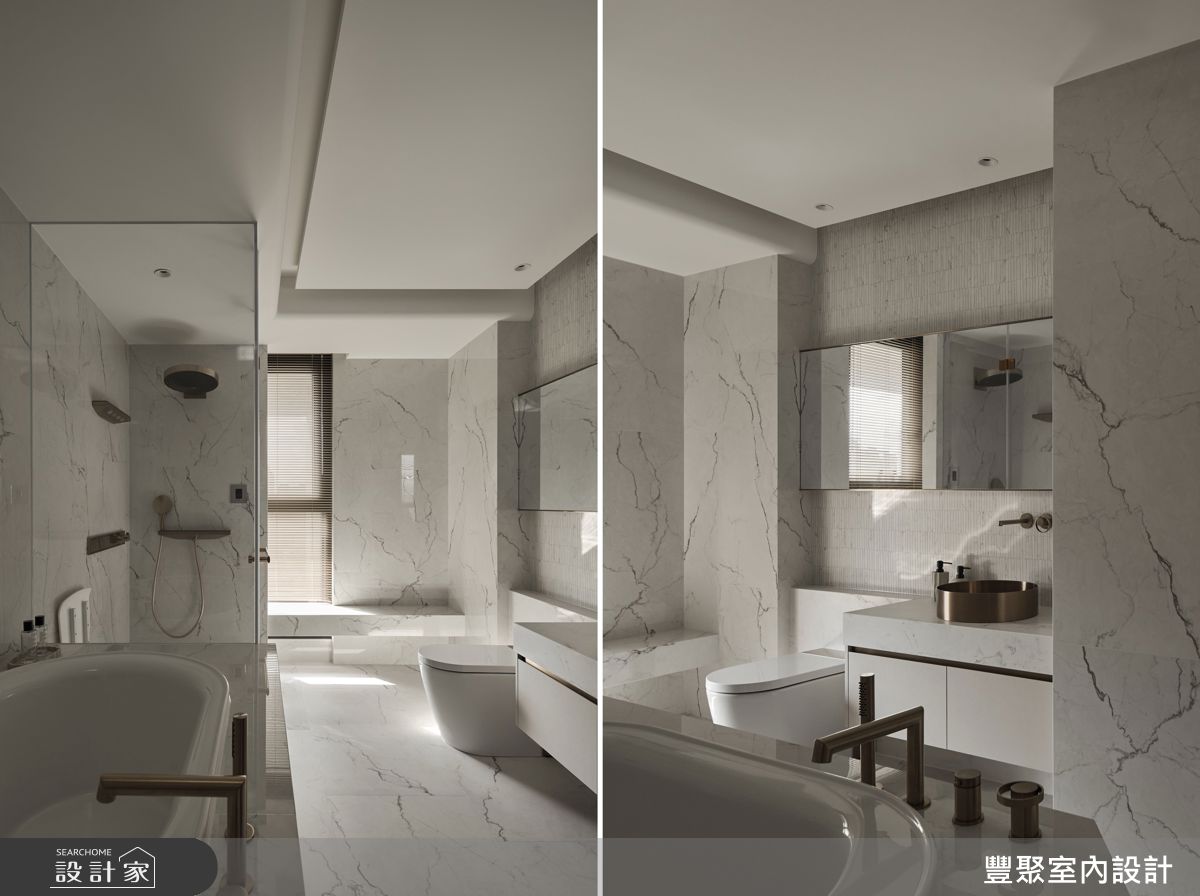 主衛浴以純白為基底，混搭窯變磚與石紋，中央結構柱轉化為雙面盆分界，動線流暢。 配置獨立浴缸與淋浴區，讓屋主在泡澡時能完全沉浸於放鬆的儀式感中。